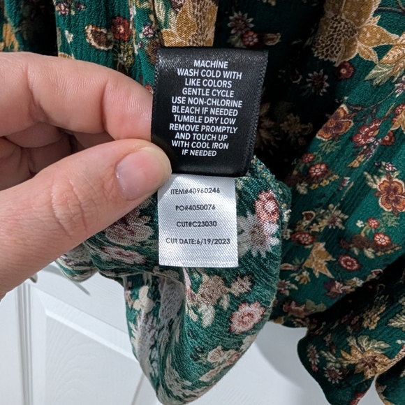 Torrid Green Floral Peplum Crinkle Gauze Smocked Top in Size 2 (18/20) - Picture 12 of 12